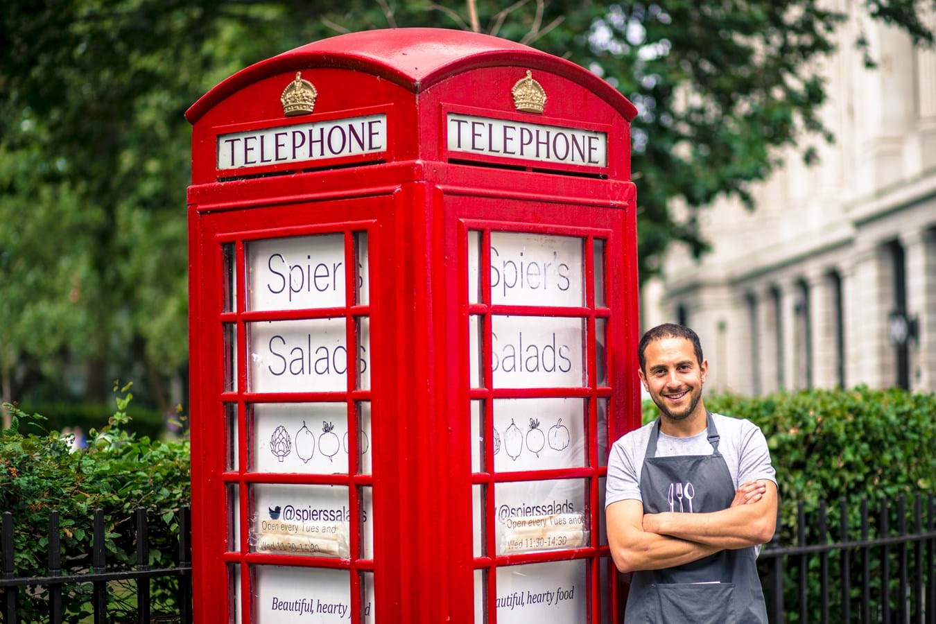 Britânico abre café em cabine telefônica fora de uso