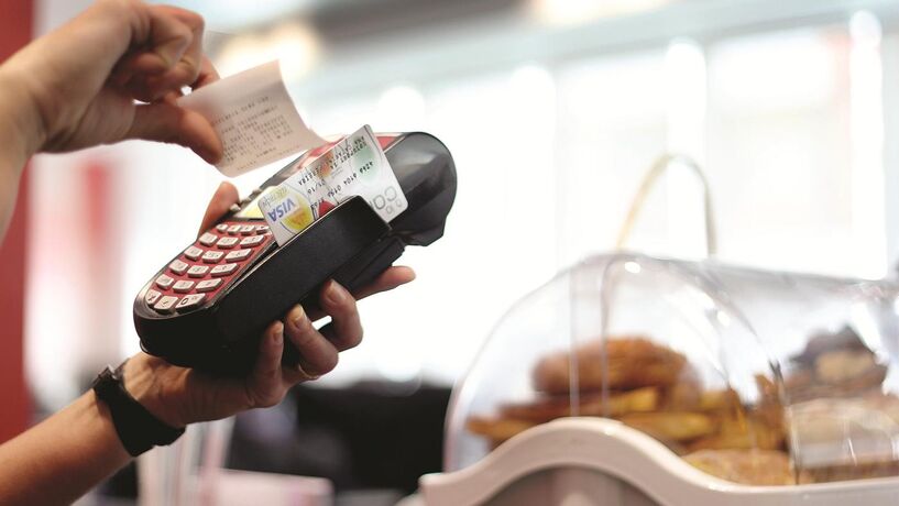 Portugueses gastam 97 milhões de euros por dia em compras