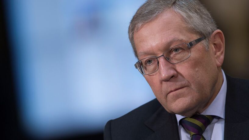 Regling diz que Grécia não necessita de todo o dinheiro do terceiro resgate