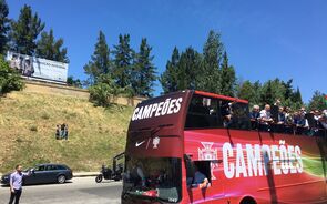 Autocarro desfila por Lisboa a caminho de Belém