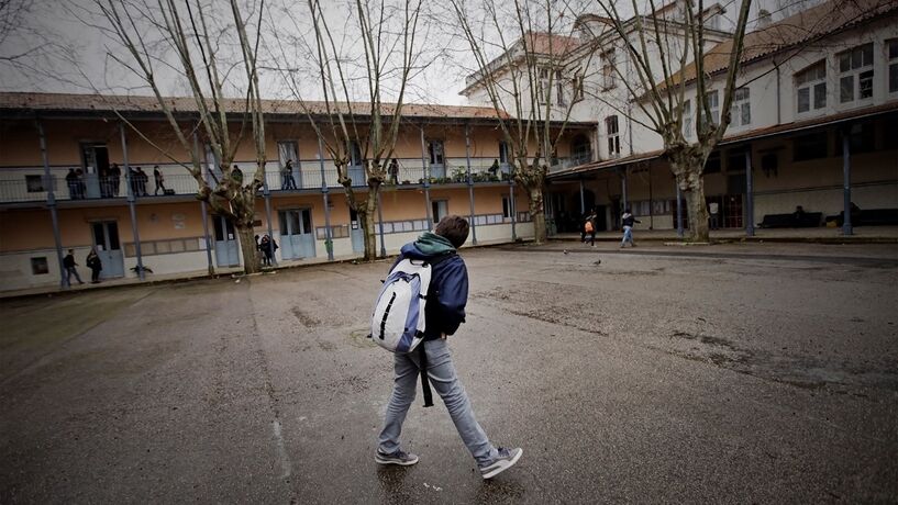 Um aluno por secretária e horários reduzidos: as novas regras do regresso às aulas