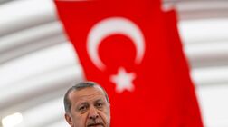 Morreram 39 pesssoas no ataque em discoteca de Istambul, pelo menos 16 são estrangeiras