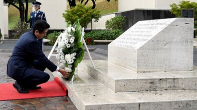 Primeiro-ministro do Japão visita Pearl Harbor acompanhado de Barack Obama