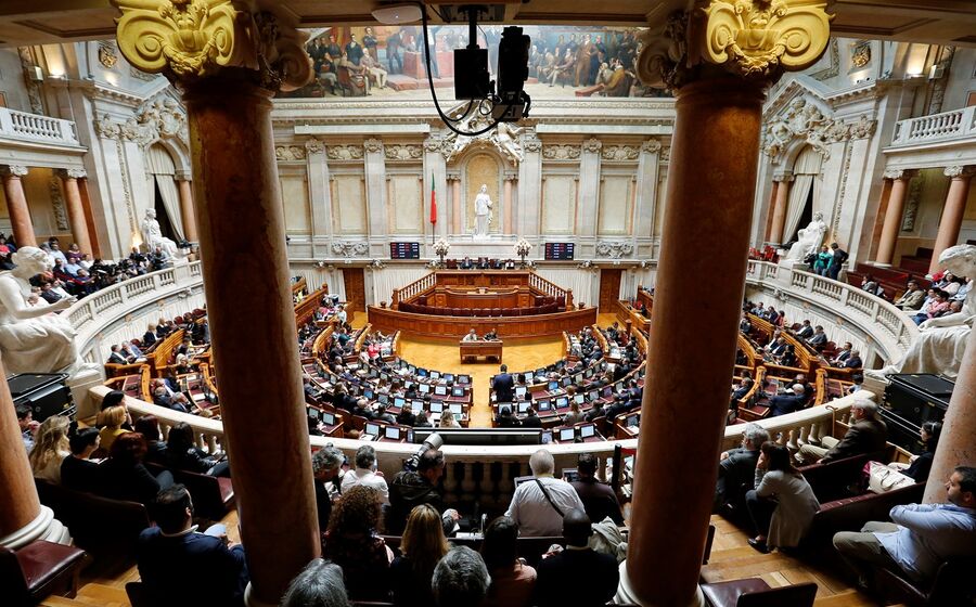 Todos os partidos, com excepção do PSD, defenderam a aprovação de uma nova lei para a publicação da lista. O Bloco diz que não é necessária uma nova lei.