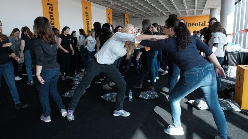 Mais de 140 mulheres do grupo Continental participaram numa acção de defesa pessoal realizada esta segunda-feira, 11 de março, em Famalicão.