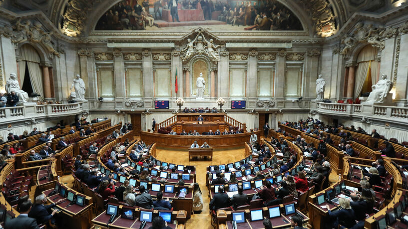 Parlamento aperta cerco ao Governo por causa do amianto 