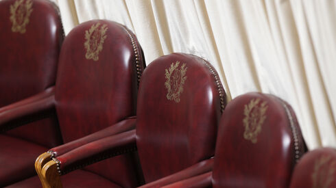 Parlamento gasta 23,1 mil euros em tratamento de roupa e limpeza a seco