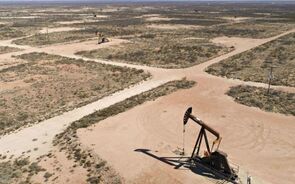 Petróleo em queda com receio da pandemia e aumento de stocks nos EUA