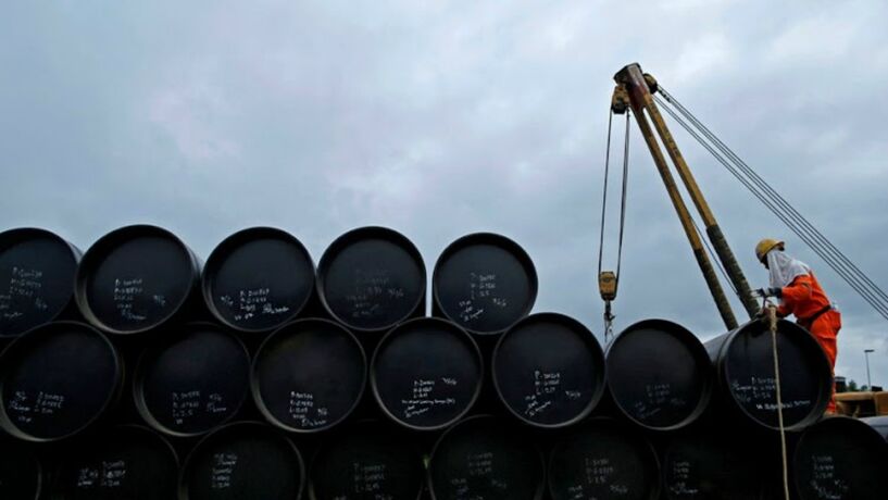 Petróleo em queda ligeira após ganho mensal recorde