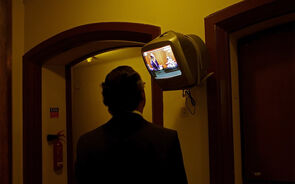 Fora do hemiciclo há quem acompanhe o debate pela televisão