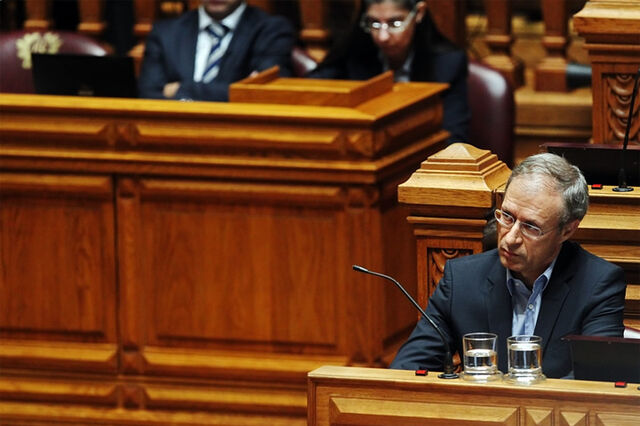 Francisco Louçã e João Cravinho entregam petição sobre reestruturação da dívida
