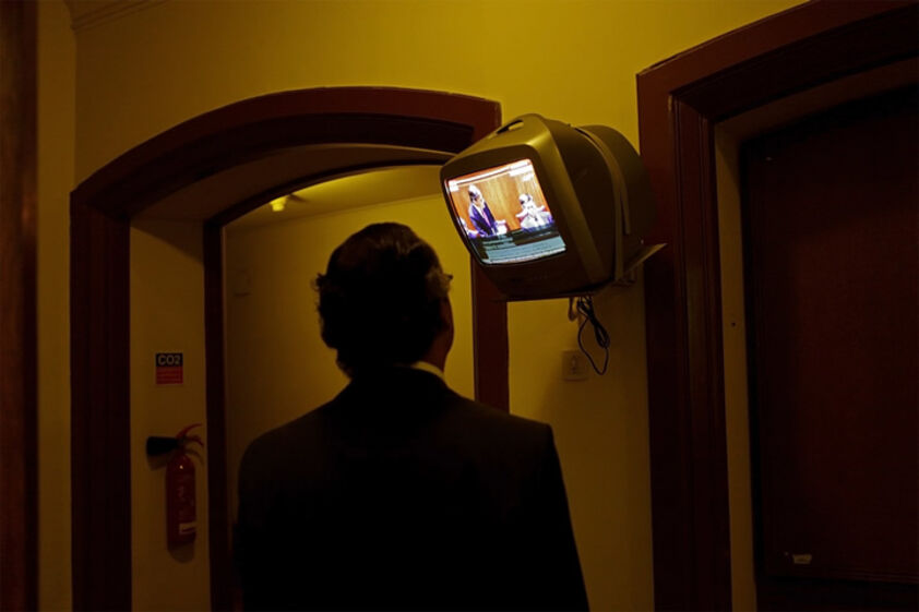 Fora do hemiciclo há quem acompanhe o debate pela televisão