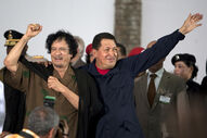 Hugo Chavez e Kadhafi numa cerimónia nas ilhas Margarita a 28 de Setembro de 2009
