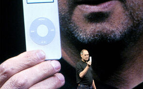 Steve Jobs a apresentar o iPod Nano a 7 de Setembro de 2005, em São Francisco.