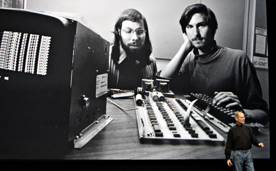Steve Jobs a discursar em frente a uma fotografia sua de arquivo, juntamente com o co-fundador da Apple, Steve Wozniak, durante o lançamento do tablet iPad em São Francisco, a 27 de Janeiro de 2010.