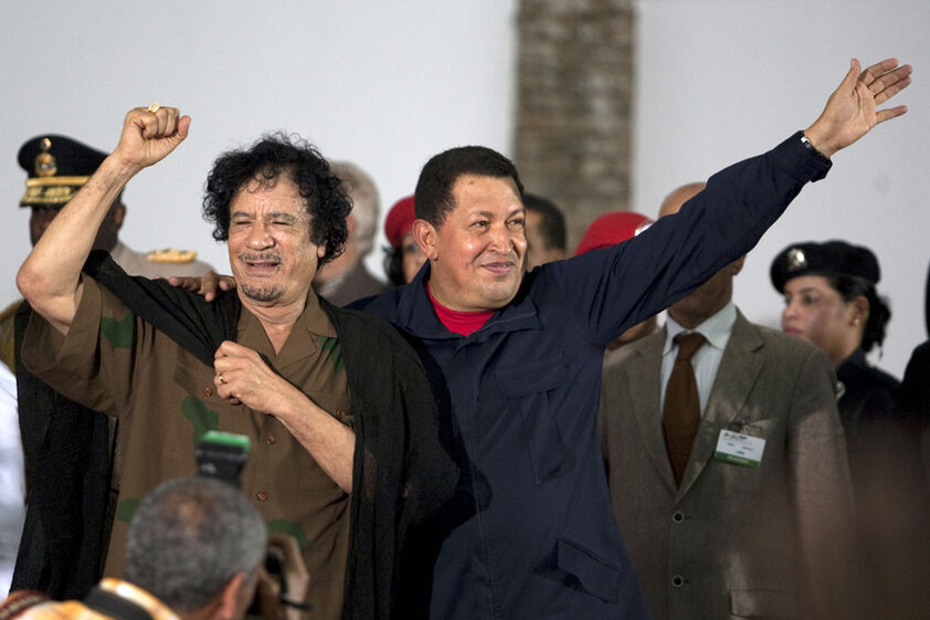 Hugo Chavez e Kadhafi numa cerimónia nas ilhas Margarita a 28 de Setembro de 2009