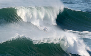 As ondas podem atingir alturas muito acima da média. Uma das maiores poderá ter sido 'a' onda surfada por McNamara