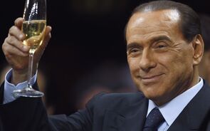 Berlusconi é o actual presidente do AC Milan. Aqui, antes de um jogo contra o Inter Milan.
