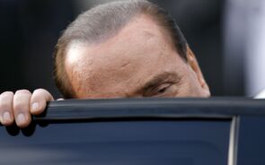 Berlusconi abandona o governo até ao fim do mês, e não se recandidata nas próximas eleições.