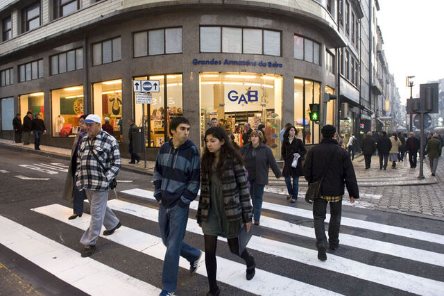 Fnac e C&A de saída da baixa do Porto no verão