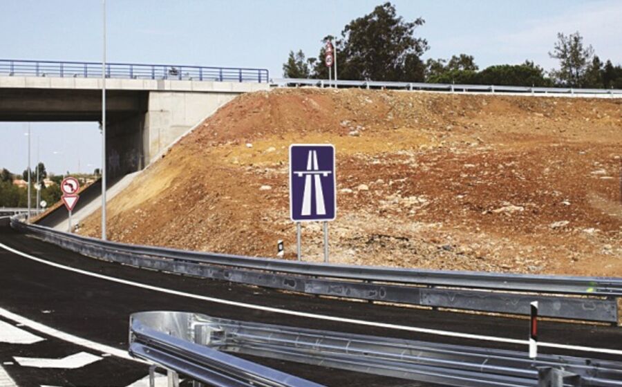 Crise tira tráfego às auto-estradas e impõe queda na venda de combustíveis