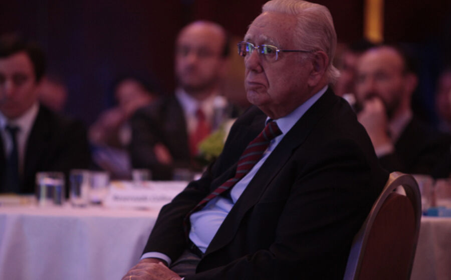 Manuel Fino atento às respostas do presidente da Galp
