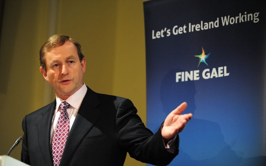 Fine Gael (centro-direita) ganha as eleições com 36,1%. Enda Kenny torna-se o novo primeiro-ministro