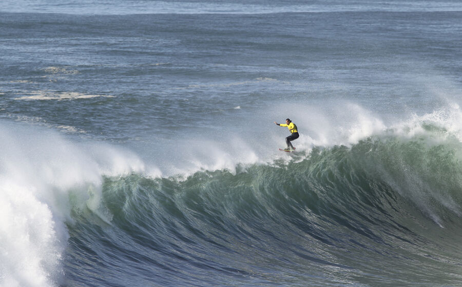 O tow-in, ou surf de ondas gigantes, requer uma prancha mais pequena, mais pesada e com apoio para os pés