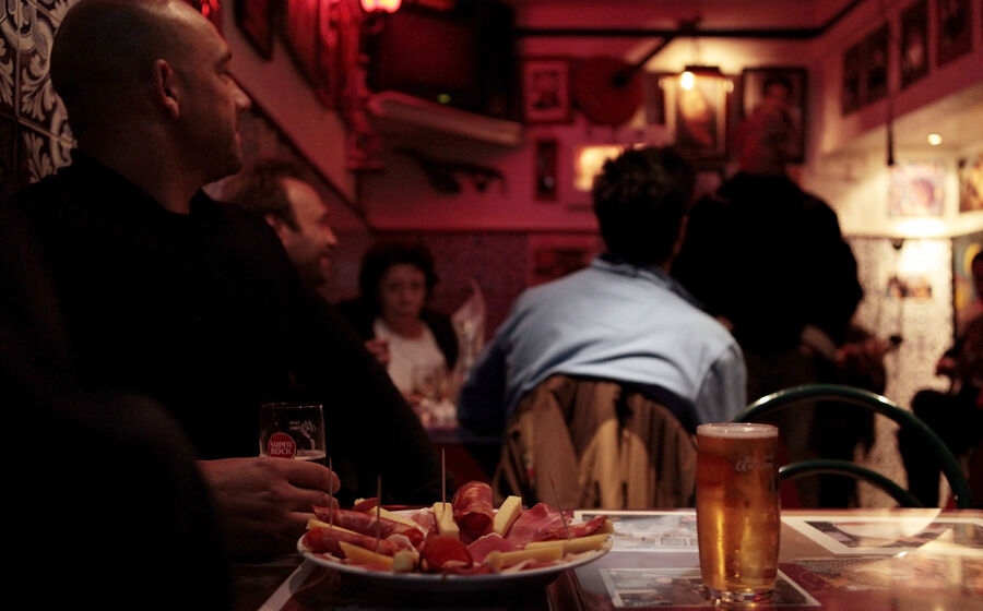 As horas foram passando e as mesas enchendo. Cerveja, vinho, tapas e pastéis começaram a multiplicar-se nas mesas. Antes da crise, diz Jaime, vendiam-se “bons camarões”.