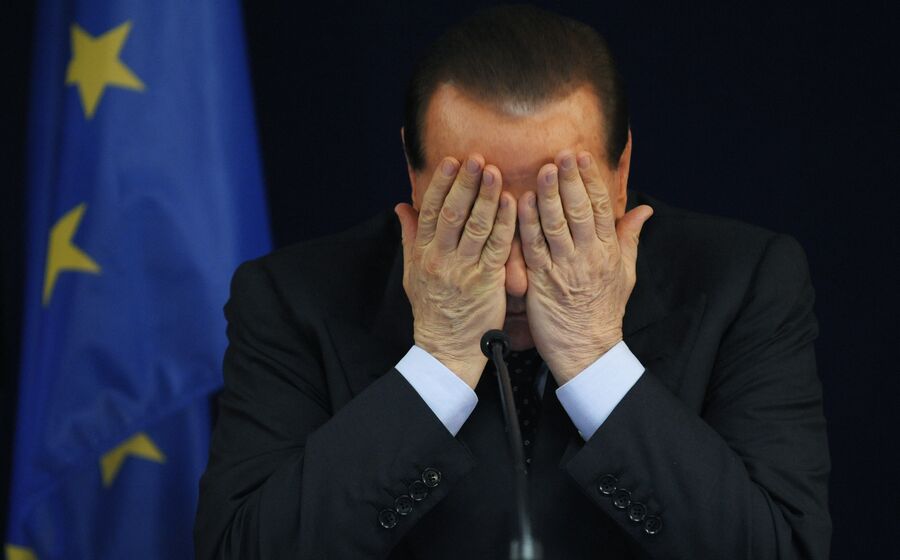 Itália colocou-se, irremediavelmente, no centro do furacão europeu. Berlusconi não conseguiu resistir e demitiu-se esta semana.