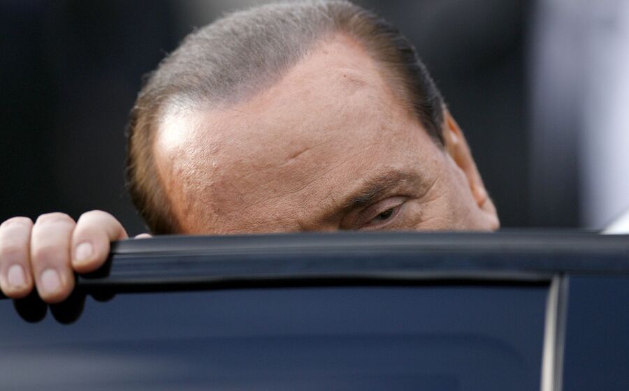 Berlusconi abandona o governo até ao fim do mês, e não se recandidata nas próximas eleições.