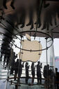 24 de Setembro de 2011- Apple abre a sua primeira loja em Hong Kong e turistas chineses conduzem a uma expansão do retalho da empresa na China. Alguns clientes esperaram pelo evento duas noites na fila.