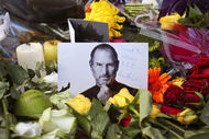 6 de Outubro de 2011 - A morte de Steve Jobs gera uma onda de tributos ao homem que mudou a forma como hoje se ouve música e utiliza o telemóvel. 