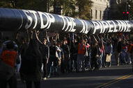 6 de Novembro de 2011- Manifestantes em Washington declaram que a extracção de crude da areia emite três vezes mais carbono que a produção convencional de petróleo, contribuindo assim para o aquecimento global que Obama prometeu combater.