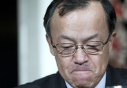 8 de Novembro de 2011- Presidente da Olympus declara que a empresa encobriu prejuízos nas suas operações através do pagamento de taxas inflacionadas aos consultores na aquisição do Gyrus Group em 2008. Comunicado da empresa leva acções a caírem 29% para mínimos de 1995.