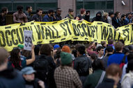 15 de Novembro de 2011- Manifestantes do “Occupy Wall Street” protestam contra a desigualdade dos rendimentos. Polícia de Nova Iorque expulsa manifestantes que estavam acampados no parque de Manhattan há mais de oito semanas.