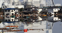 13 de Março de 2011 - Panorama de destruição no Japão após terramoto e tsunami de 11 de Março. Reparação dos estragos dificultou redução da maior dívida pública do mundo.