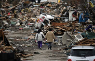 21 de Março de 2011 - Escombros do terramoto e tsunami de 11 de Março no Japão. Perderam a vida cerca de 8.649 pessoas na sequência do terramoto de magnitude 9.