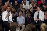 20 de Abril de 2011 - Barack Obama e Mark Zuckerberg num evento do Facebook na Califórnia. O Presidente dos Estados Unidos declara que os partidos precisam de trabalhar juntos para reduzirem o défice orçamental de “forma equilibrada”.