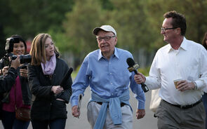 7 de Julho de 2011- Rupert Murdoch e James Murdoch anunciam fim do “News of the World”. Fundado há 168 anos, o jornal mais vendido do Reino Unido viu-se envolvido num escândalo de escutas ilegais, incluíndo a uma jovem de 13 anos desaparecida.