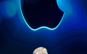 4 de Outubro de 2011 -  Tim Cook na apresentação do iPhone4S. Foi o primeiro evento do novo CEO da Apple, desde a saída de Steve Jobs  