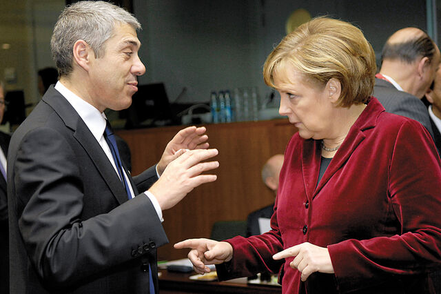 Merkel elogiou Passos na sexta-feira. Já tinha feito o mesmo com Sócrates após chumbo do PEC IV