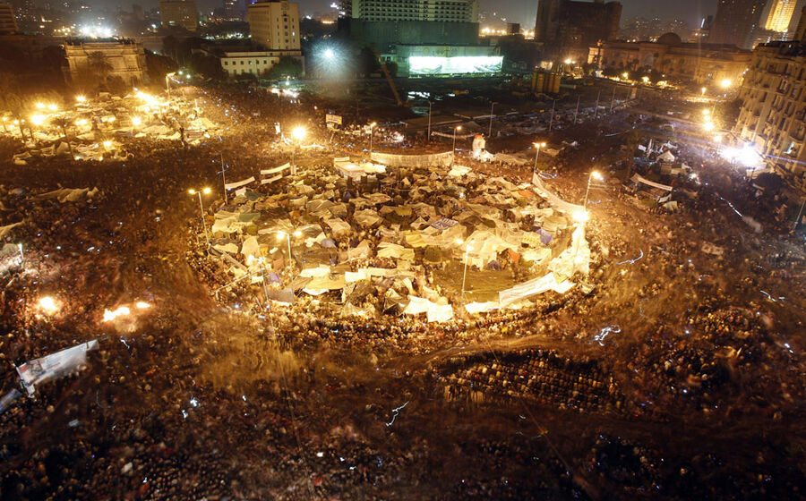 Jasmim. O impensável acontece. A revolta na praça Tahir provoca a queda de Hosni Mubarak, levando os revoltosos egípcios às lágrimas. A vitória dá força a revoltas noutros países do mundo árabe
