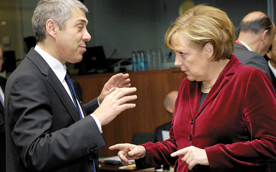 O dedo não engana. A 2 de Março, José Sócrates vai a Berlim para apresentar a Merkel um calendário de reformas estruturais e indicadores sobre a execução orçamental de Fevereiro. A chanceler alemã, publicamente, tem palavras simpáticas para Portugal. O pior ainda está para vir
