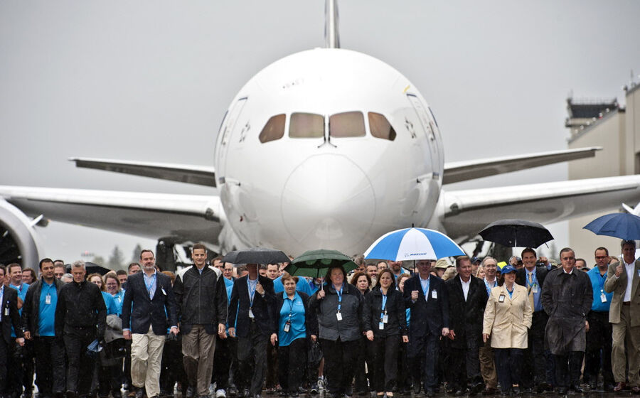 26 de Setembro de 2011 - Com três anos de atraso, a Boeing finalmente entrega o primeiro 787 Dreamliner. 