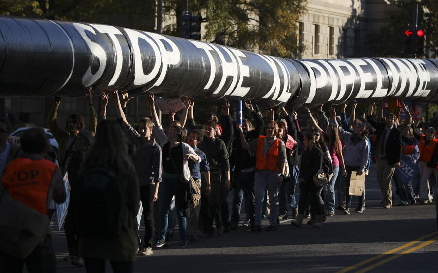 6 de Novembro de 2011- Manifestantes em Washington declaram que a extracção de crude da areia emite três vezes mais carbono que a produção convencional de petróleo, contribuindo assim para o aquecimento global que Obama prometeu combater.