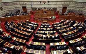 Terceiro resgate exigirá plano até 2019 aprovado no Parlamento grego