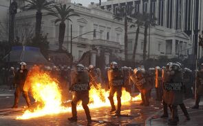 Distúrbios em Atenas em dia de votação de austeridade no Parlamento