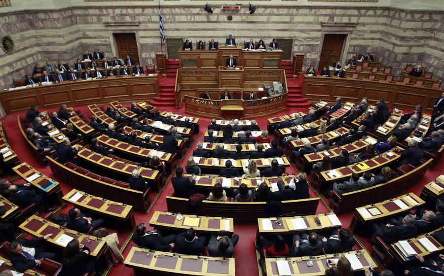 Distúrbios em Atenas no dia em que o Parlamento aprovou mais austeridade