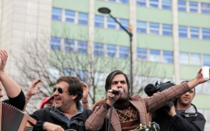 Reportagem: &quot;&Eacute; aqui na rua, a 12 de Mar&ccedil;o, que o nosso futuro vai come&ccedil;ar a mudar&quot;